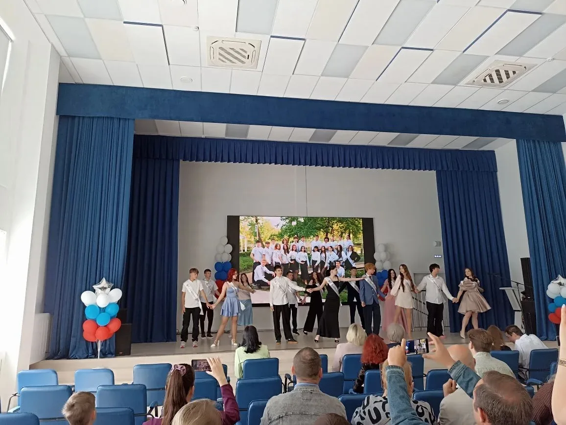 💙 Сегодня в нашей школе прошло трогательное событие — торжественное вручение аттестато...