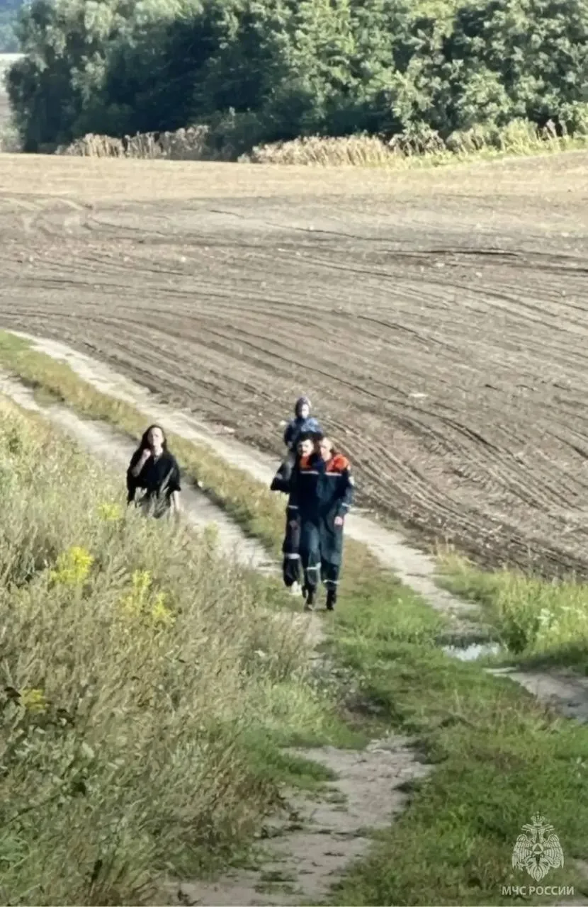 В Зеленоградском округе спасатели нашли двух женщин с детьми в лесу.