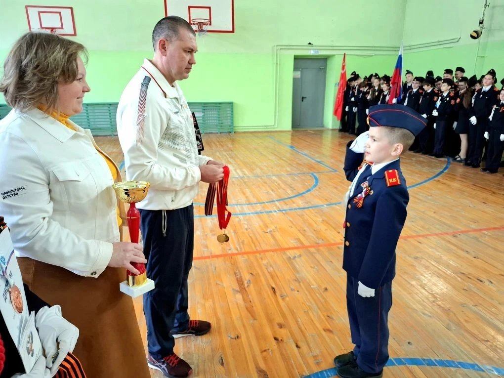 Еженедельная кадетская поверка в школе — это мероприятие, которое проводится среди учащихся-кадетов 