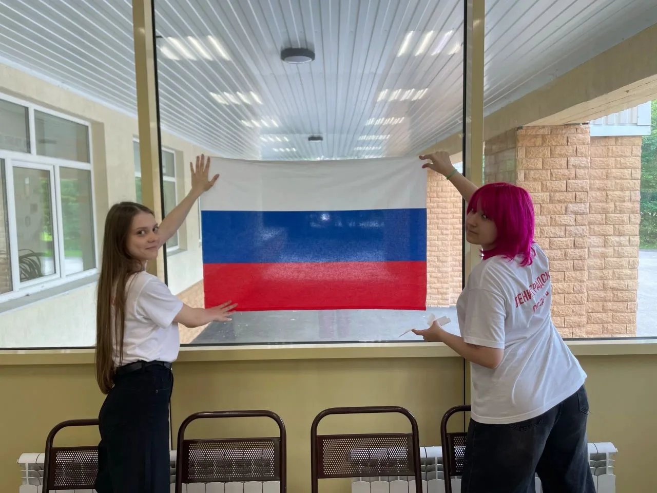 МОУ «КСОШ №8» присоединилась к Всероссийской акции «Окна России» 🌿

Активисты Движения Первых украс