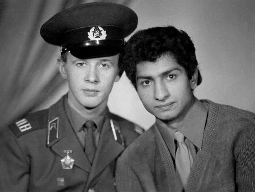 ⭐ На представленных фотографиях запечатлён советский актёр Виктор Иванович Косых (1950-2011), извест