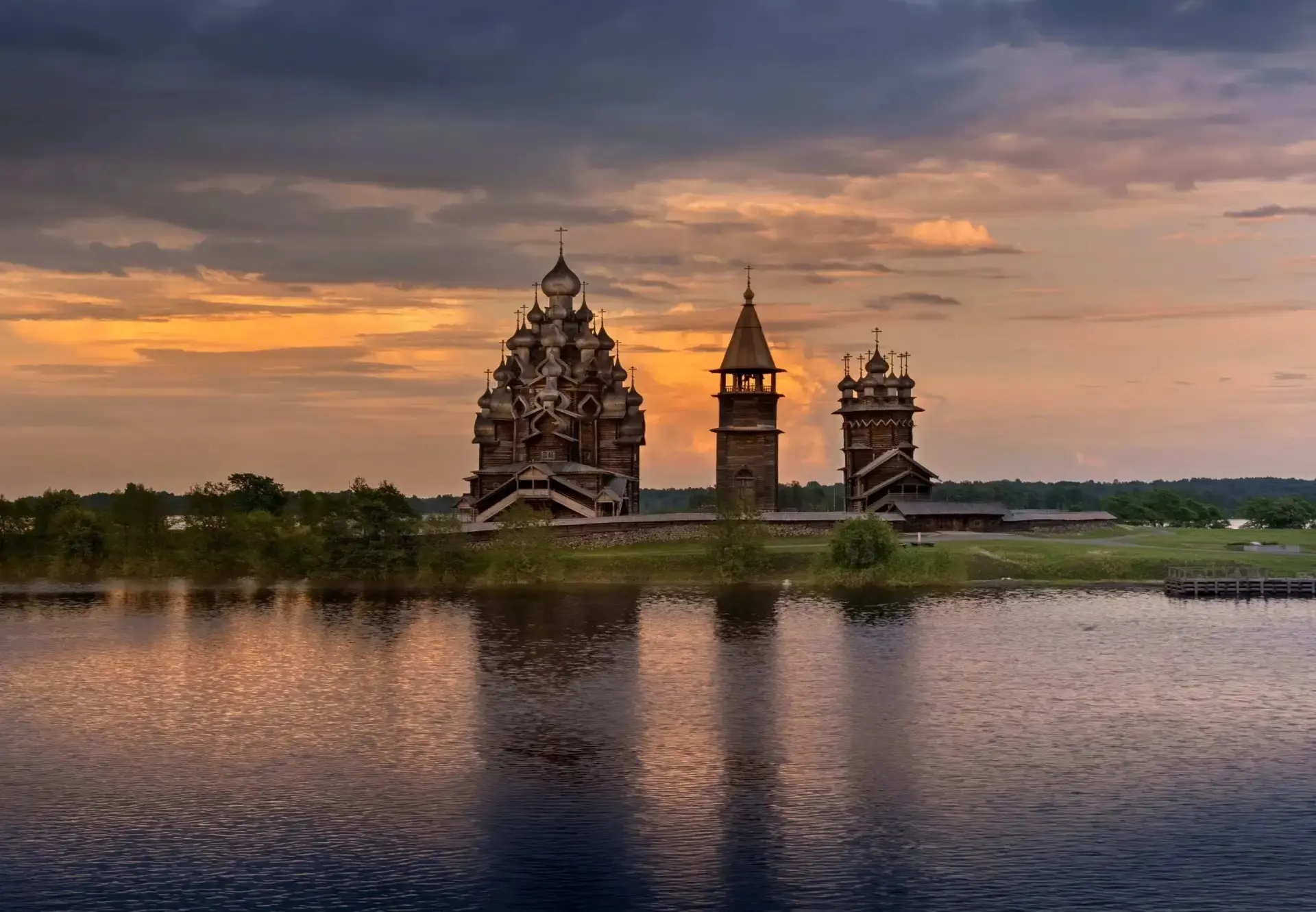 Вид на храмовый комплекс на острове Кижи летним вечером. Карелия 

Фотограф: Надежда Демкина

Русска