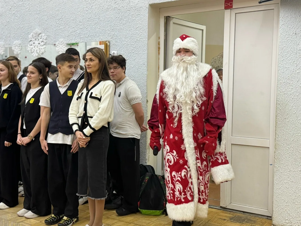 🎄Сегодня праздничным настроением зарядились наши восьмиклассники!   В нашу школу вновь пожаловал Дед