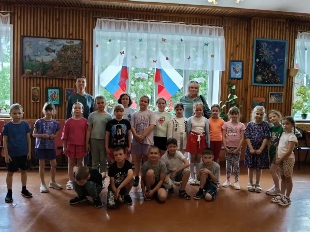 🇷🇺В преддверии Дня России воспитанники пришкольного лагеря приняли участие в масштабн...