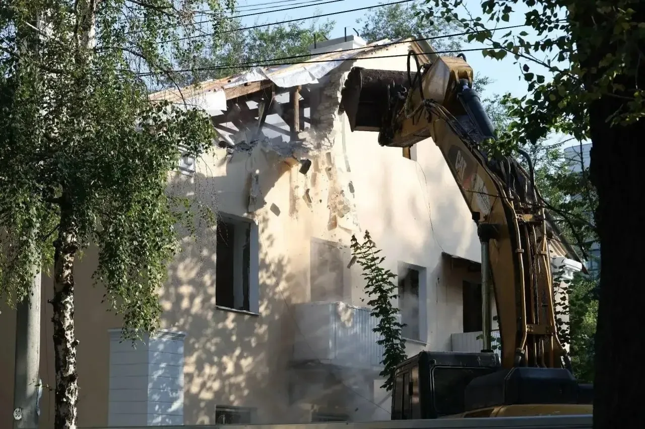 Начали сносить расселенные дома на Безымянке