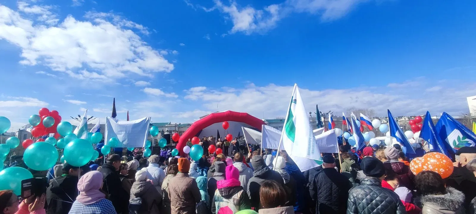 🌧❄☀ Первомай в Чите выдался по-настоящему забайкальским: утро встретило и дождём, и сн...