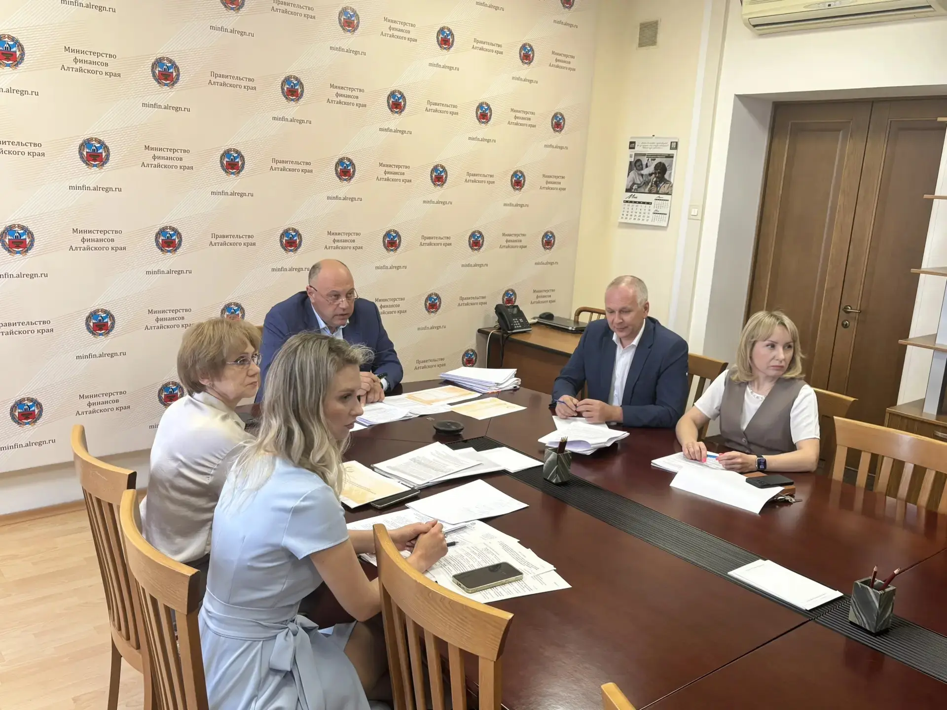 Обеспечение сбалансированности бюджетов субъектов Сибирского федерального округа обсуди...