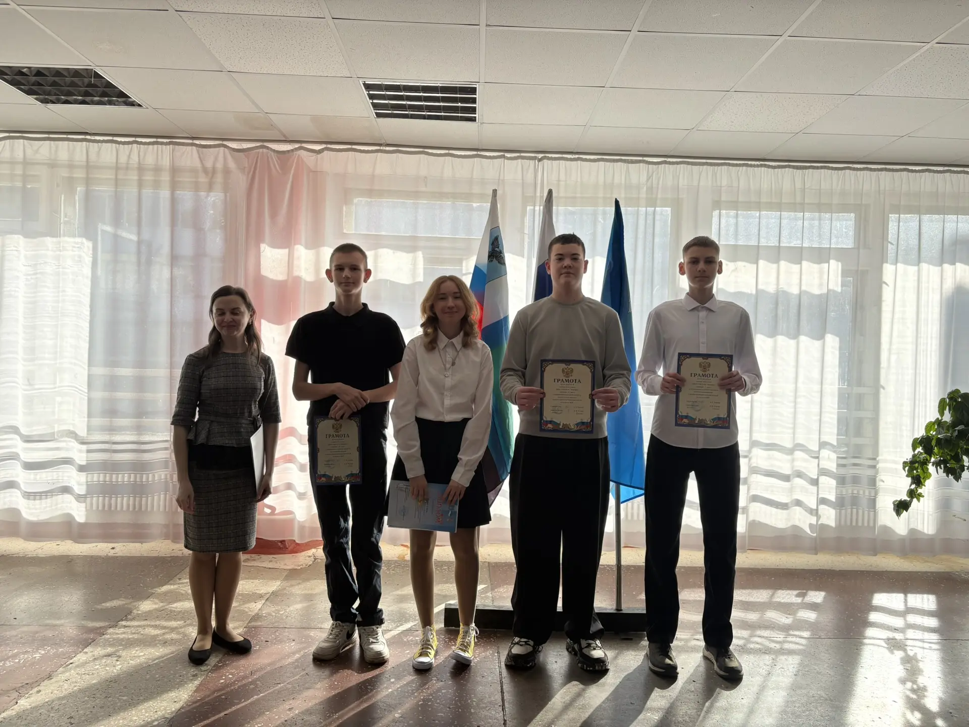 Сегодня в нашей школе прошла традиционная еженедельная линейка с подъёмом государственного флага 🇷🇺 