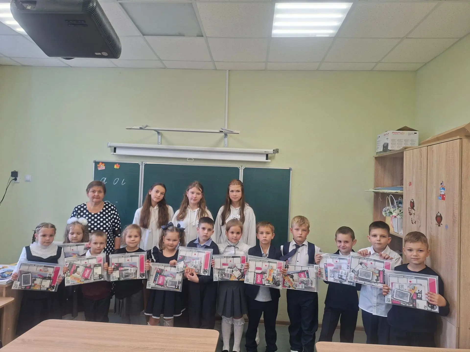 ✨️Сегодня активисты нашего первичного отделения Движения Первых  вручили первоклассника...