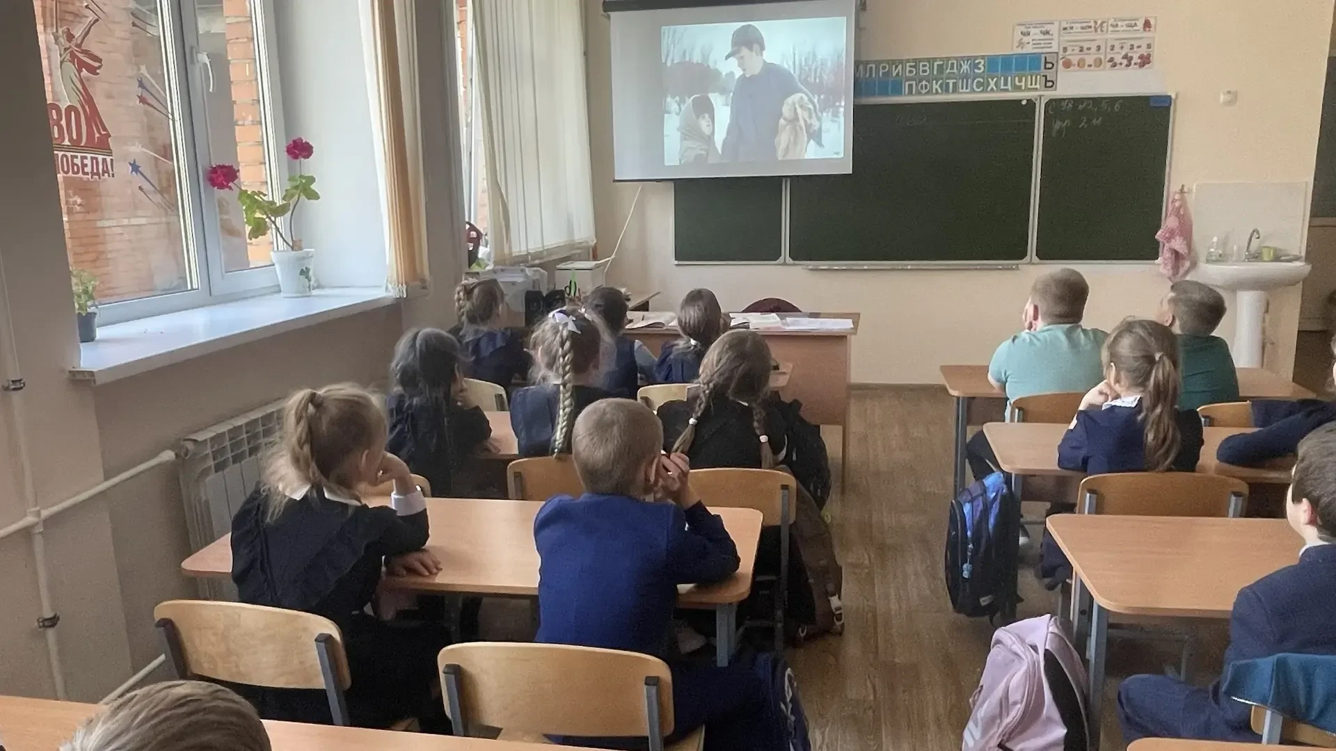 📦 Маленькие ладошки — большое сердце: второклассники собрали гуманитарную помощь для б...