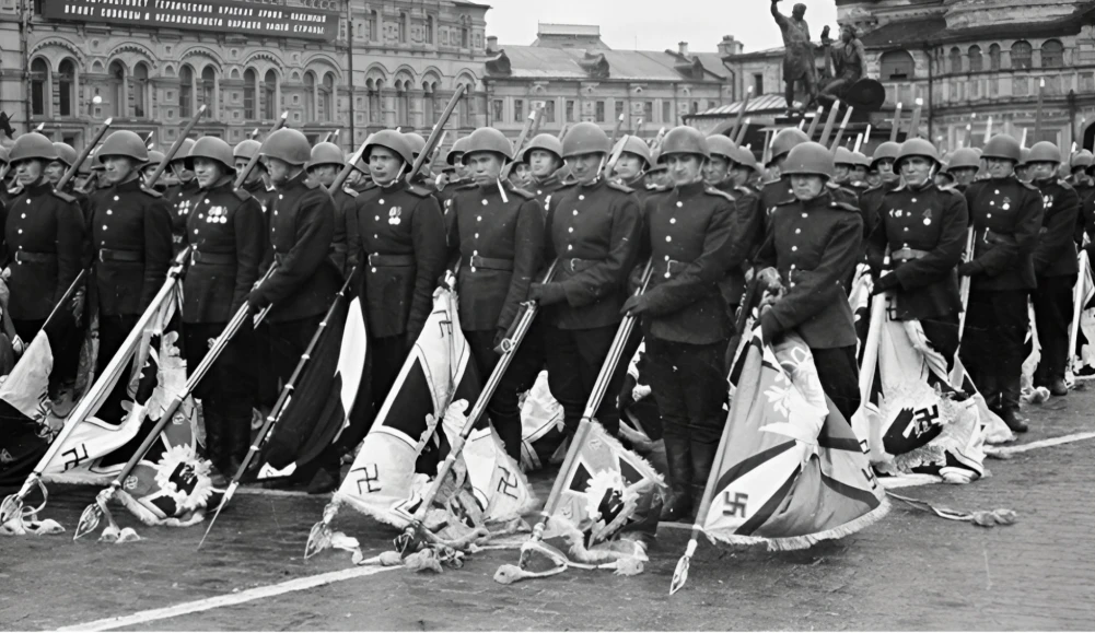 10 июня 1945 года при подготовке Парада Победы сформировали «трофейную роту». Десять шеренг по 20 фр