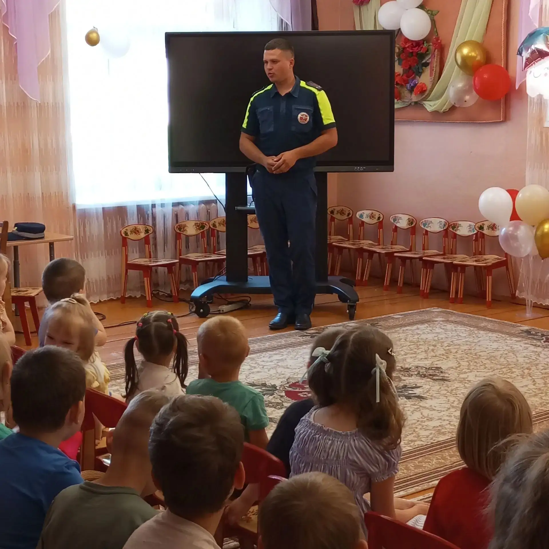🚔Зебру и светофор знаем с детства! Встреча с инспектором ГИБДД

В преддверии Дня ГИБДД к ребятам в 