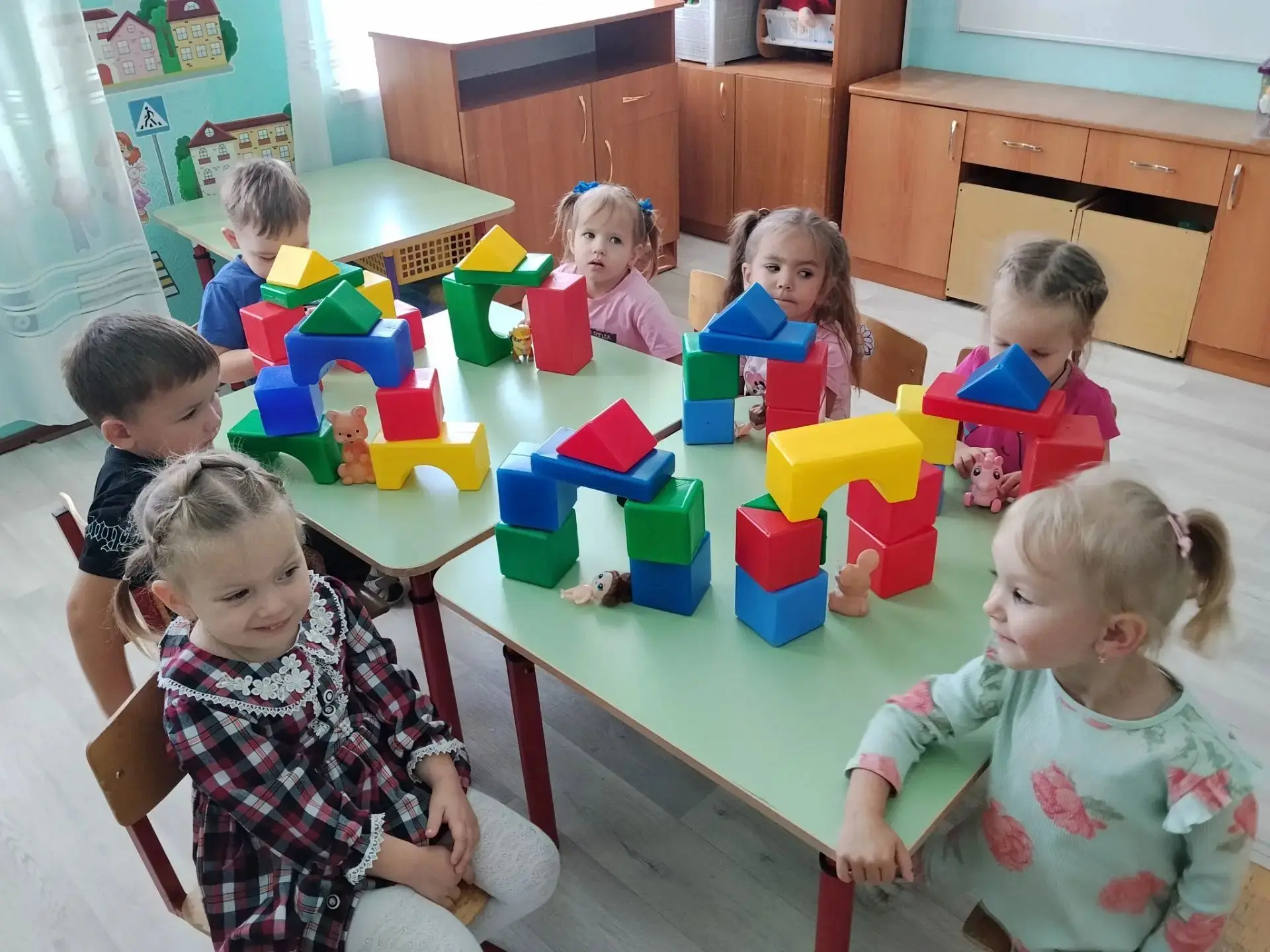 В младшей группе "Ромашка" на занятии по конструированию дети учились строить домики, р...