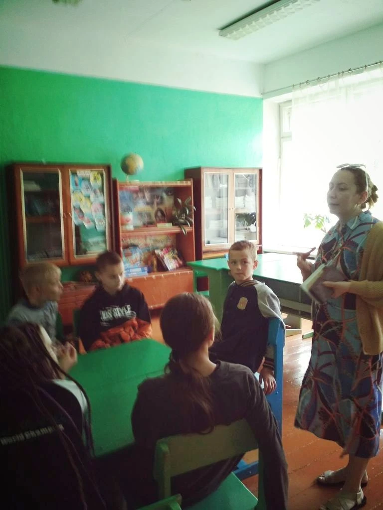 Ученики начальных классов школы д. Светозарево в селе Закаринье Слободского района, пос...