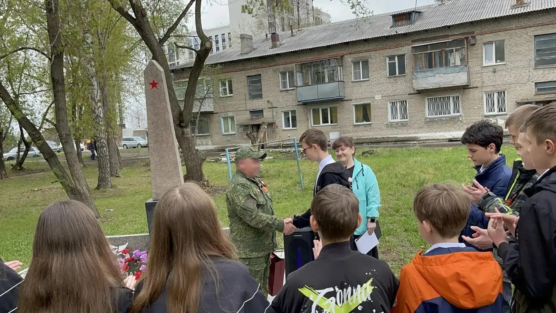 🕊️7-го мая ученики 7М класса ( классный руководитель Ященко Е. А.) приняли участие в торжественном м