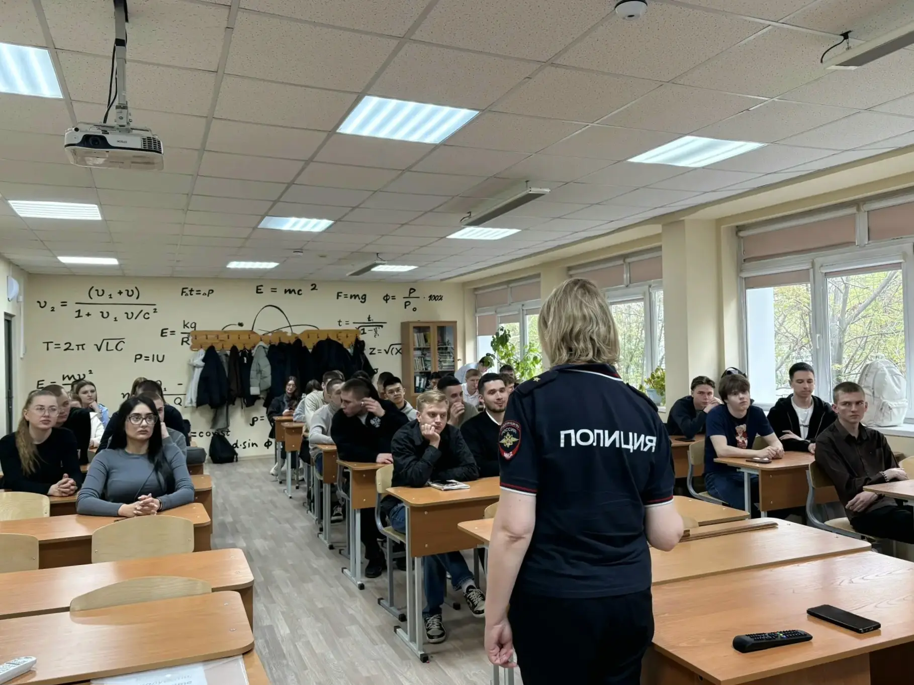 От правил ПДД до помощи фронту  В СахГУ прошла совместная встреча с сотрудниками Госавтоинспекции и 