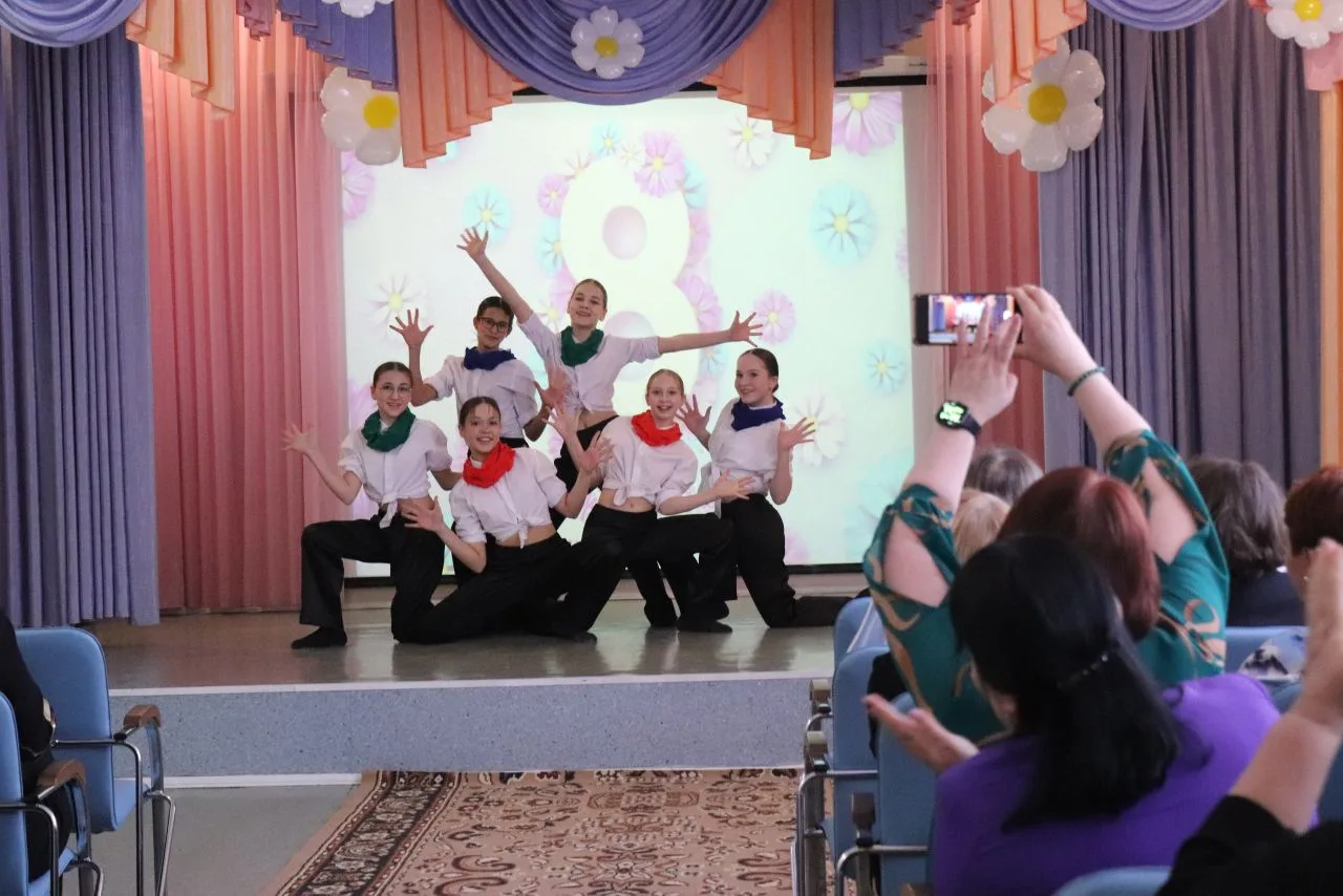 Улыбки, цветы и звуки весны 🎉🌸 В нашей школе прошел потрясающий весенний концерт, посвященный самому