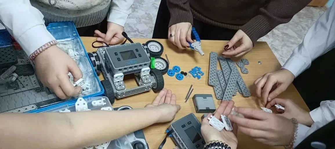 #СШ12_ДеньНауки #СШ12_НашиДетиЛучшие   🦉🚀 Территория открытий: как прошел наш День науки и техники! 