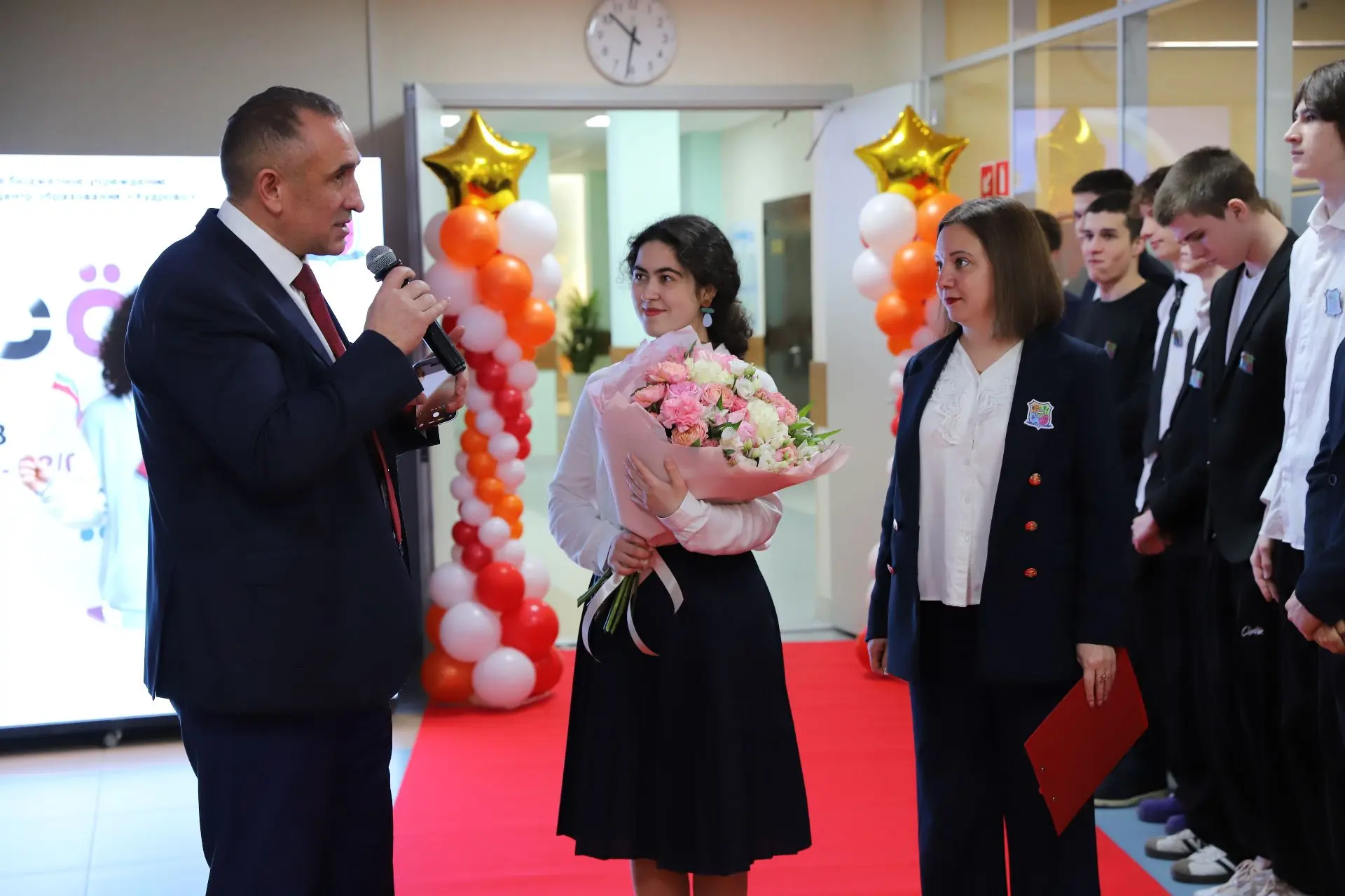 📅Сегодня обучающиеся, педагоги и администрация школы поздравляли Мари Терезу Аль Жабер — призера зак