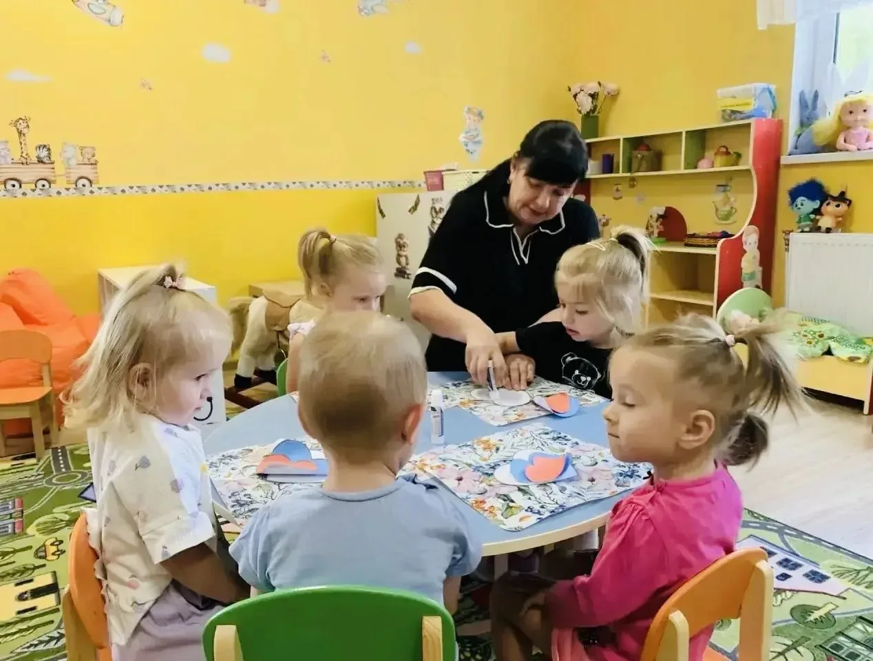 В группе "Фантазеры»сегодня был настоящий праздник красок! Мы изучали цвета российского...