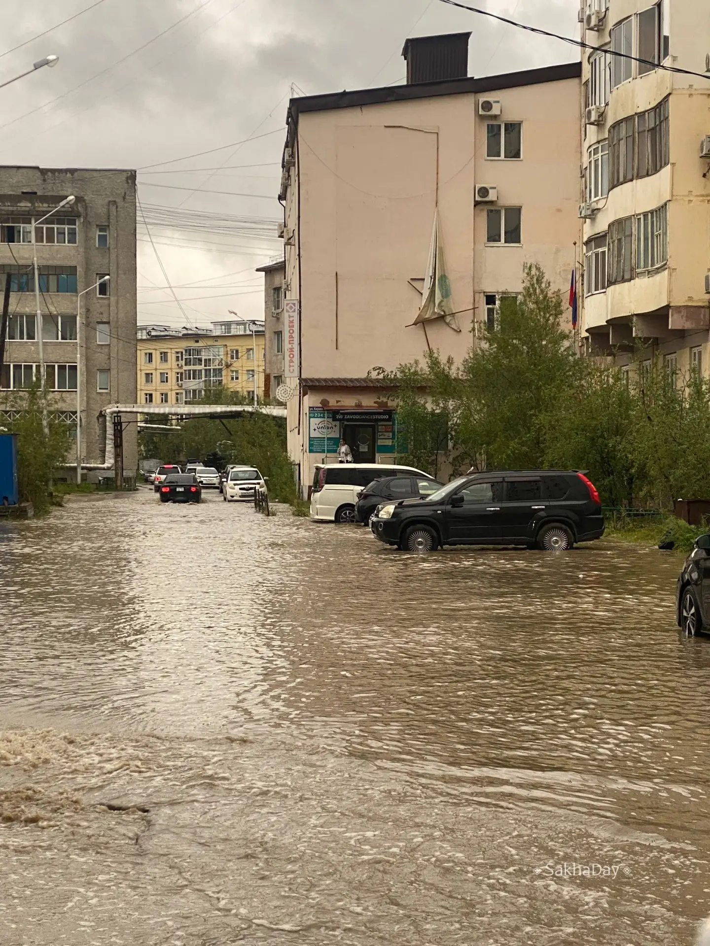 В центре города вот такой баннер свисает, а если на кого-то упадет? Пожалуйста примите меры ответств