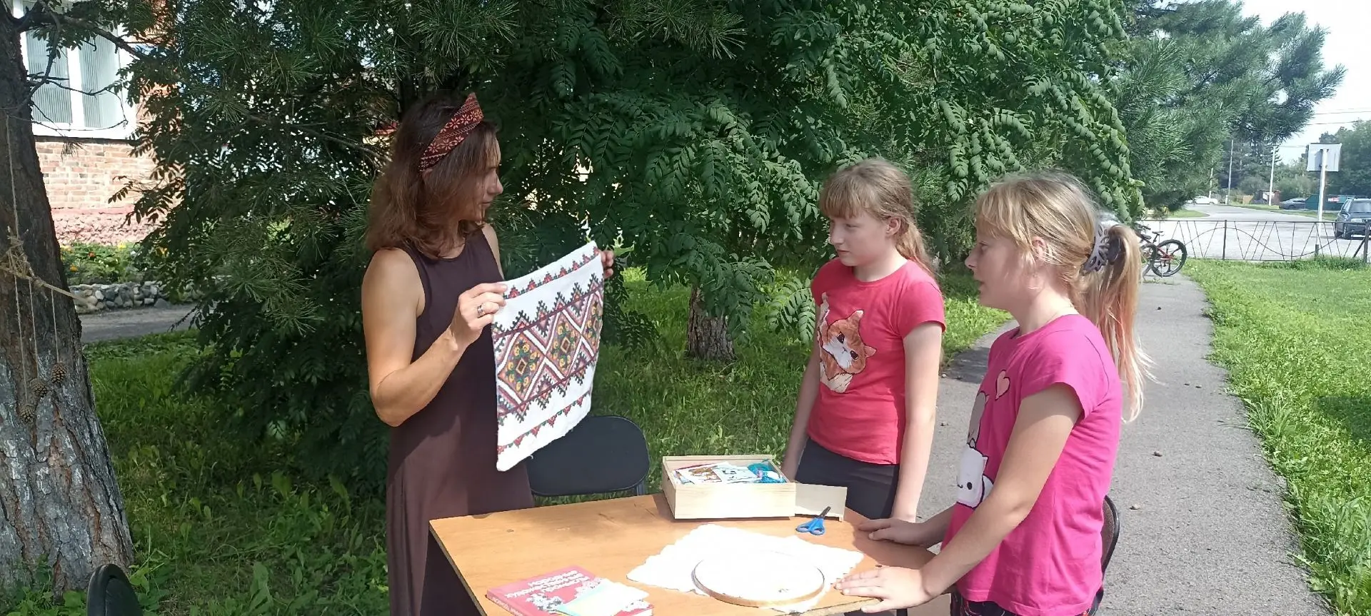 ✨Когда узоры рассказывают истории✨

30 июля, в Международный день вышивки, на детской площадке в п.Ш
