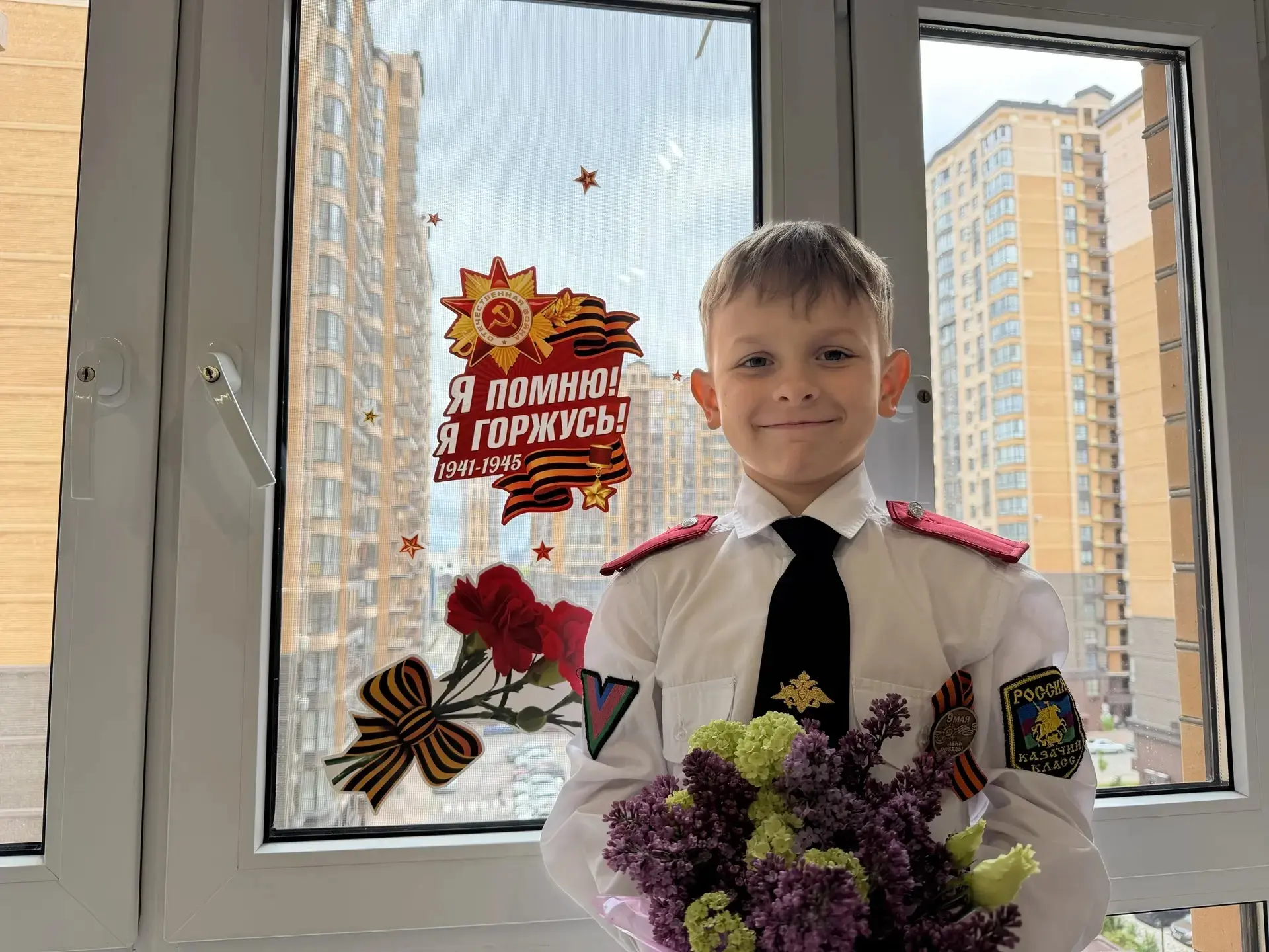 ✨ Акция «Окна Победы»: память в каждом доме! ✨  Ученики 1 «А» и 3 «Д» не остались в стороне от важно