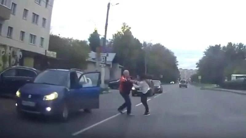 В Кирове водитель избил девушку прямо на дороге и попал на видео