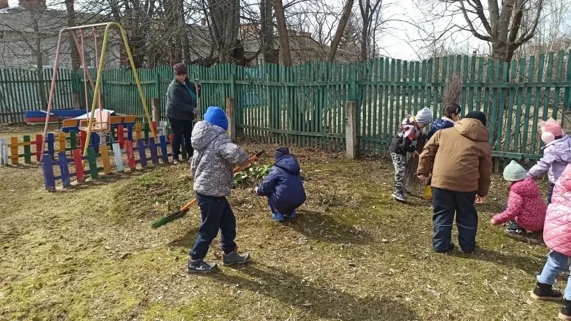 💥Весёлый субботник в корпусе центра развития ребенка п. Хмельники 👍  ☘️Вместе дружно мы пойдём Травк
