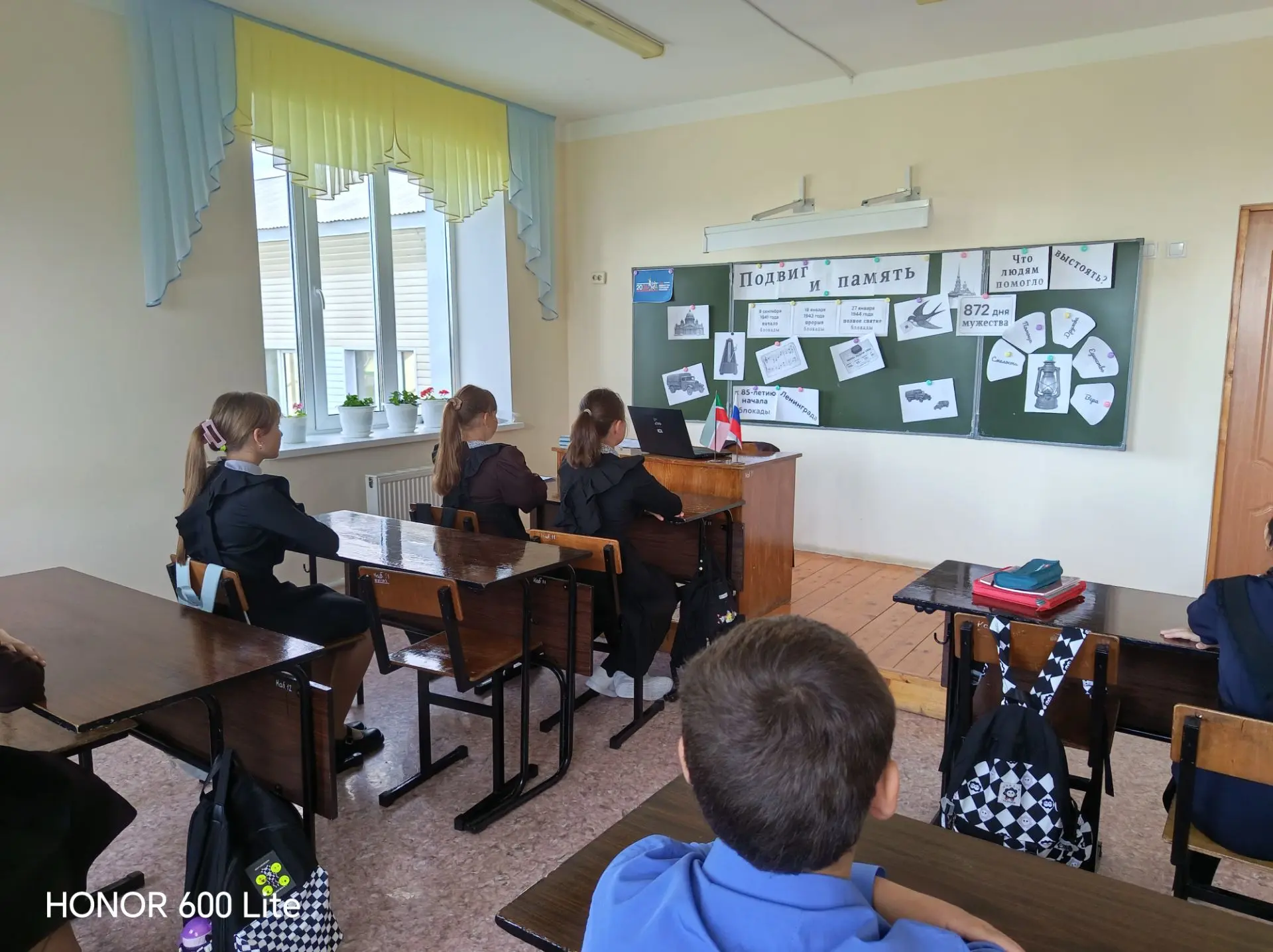🇷🇺Внеурочные занятия из цикла «Разговоры о важном» прошли сегодня во всех классах наш...