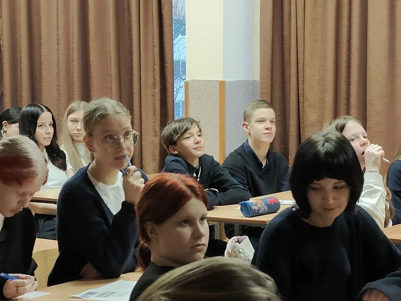 Декада русского языка и литературы в нашей школе в этом году началась с проекта «Книжная галерея». М