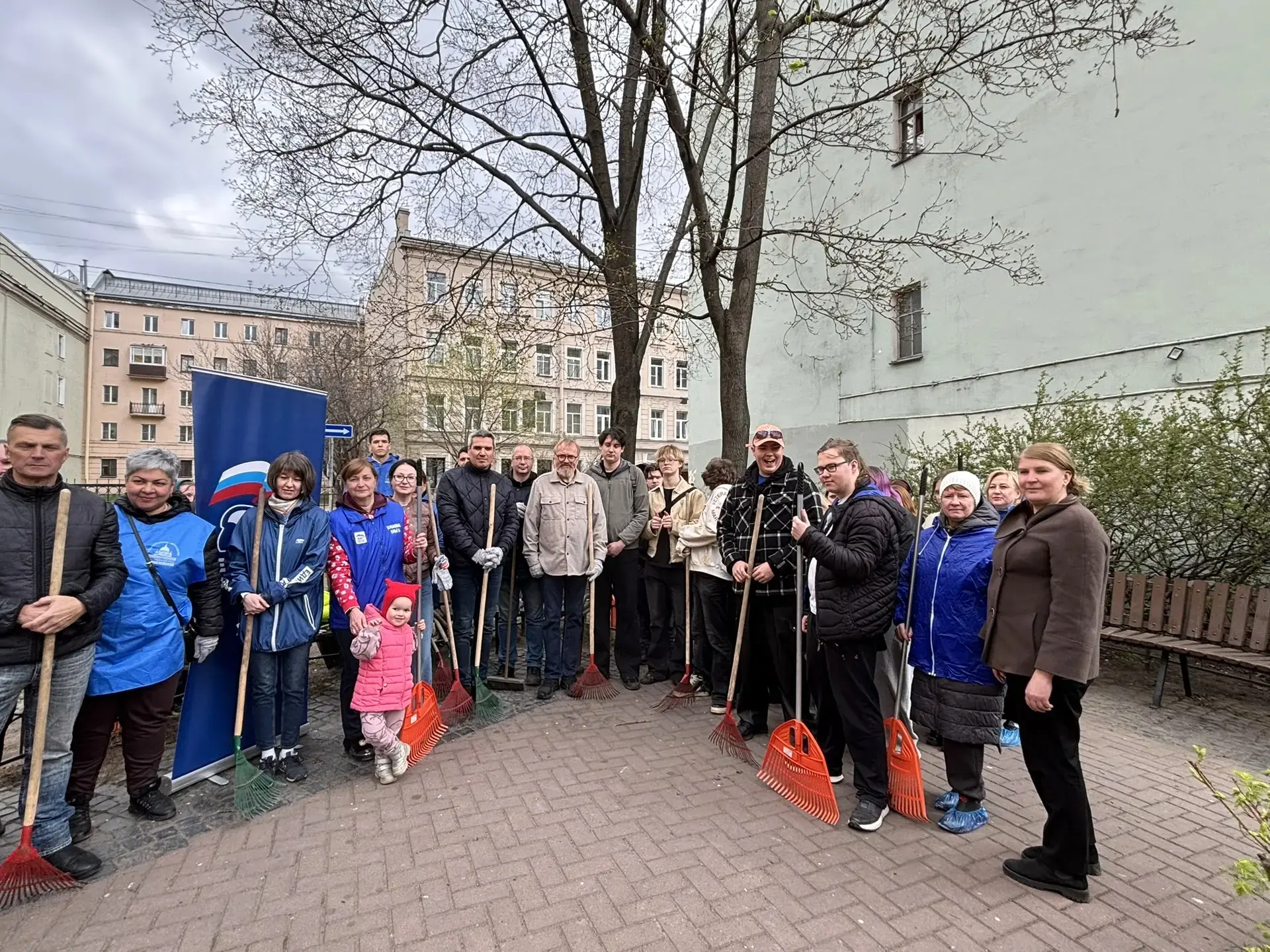 🌿  Добро начинается с малого: студенты колледжа вышли на общегородской субботник. В рамках ежегодной