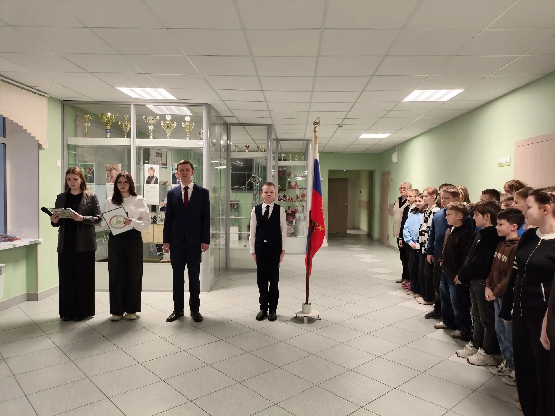 Новую учебную неделю по доброй традиции начали с церемонии выноса государственного флага и исполнени