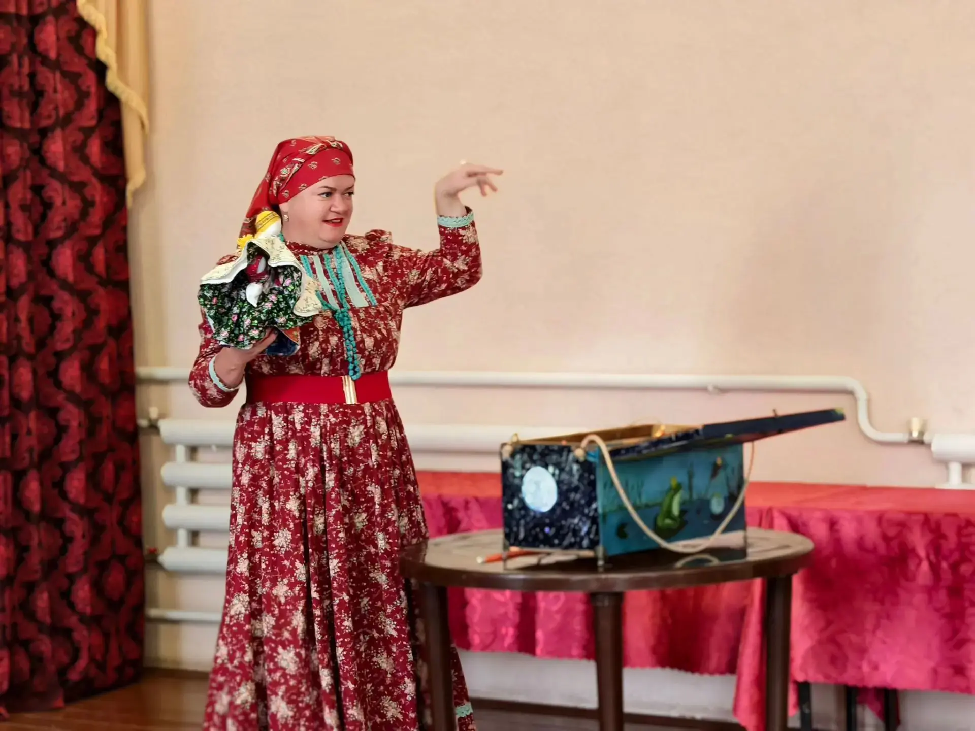 В Гжатском сельском Доме культуры прошла фольклорная программа «Деревья, которые растут...