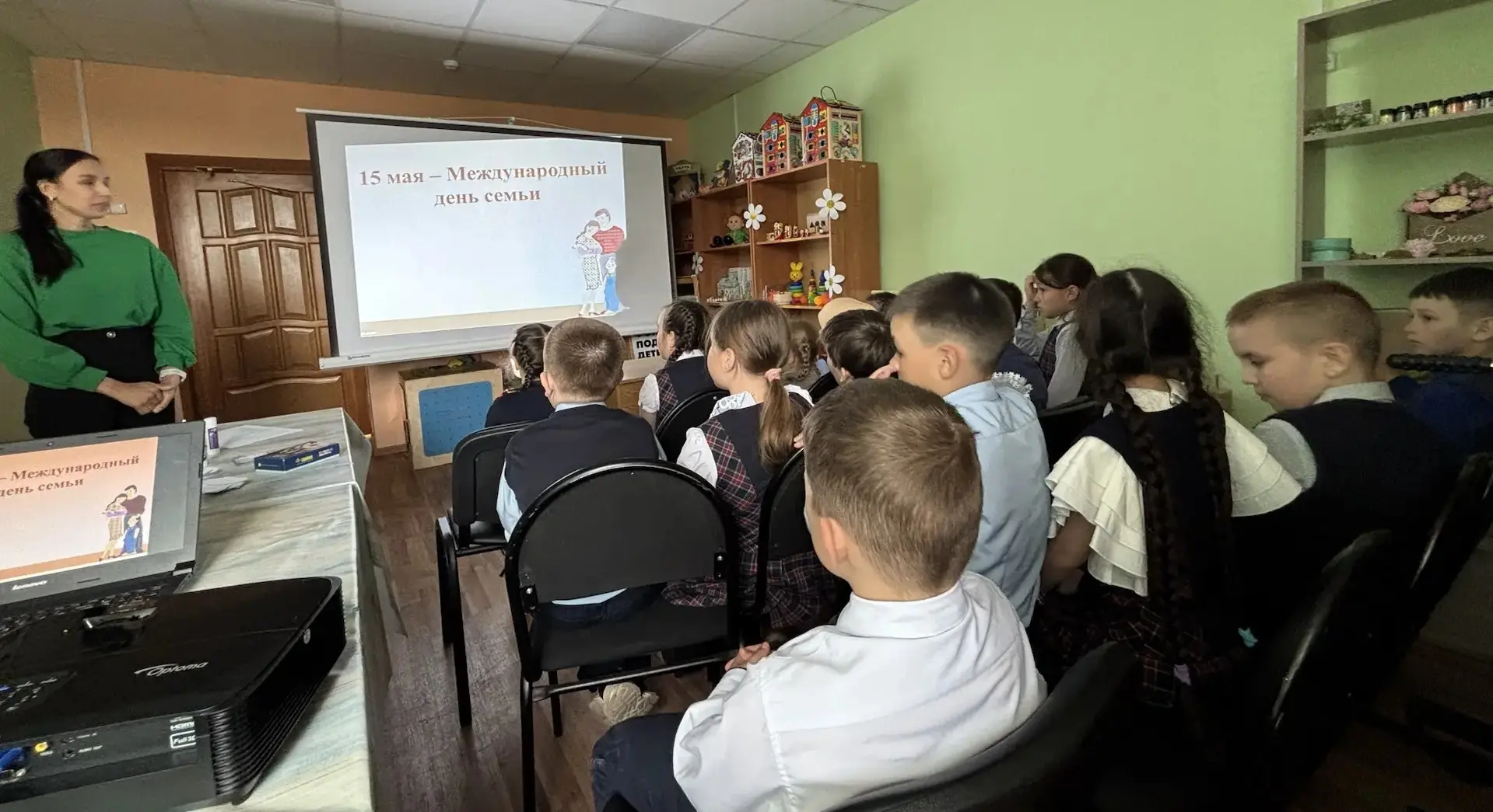 Специалисты отделения социальной помощи семье и детям провели для учащихся 2-в класса занятие, посвя