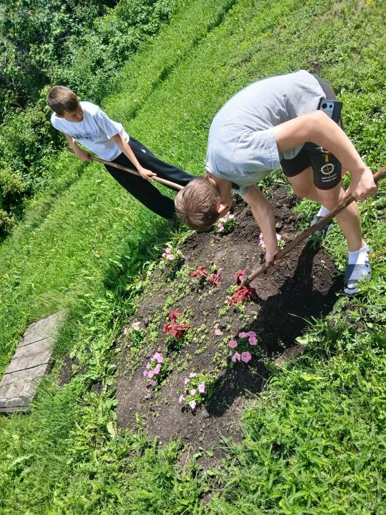 В рамках патриотического воспитания и экологического просвещения, дети пришкольного лагеря дневного 