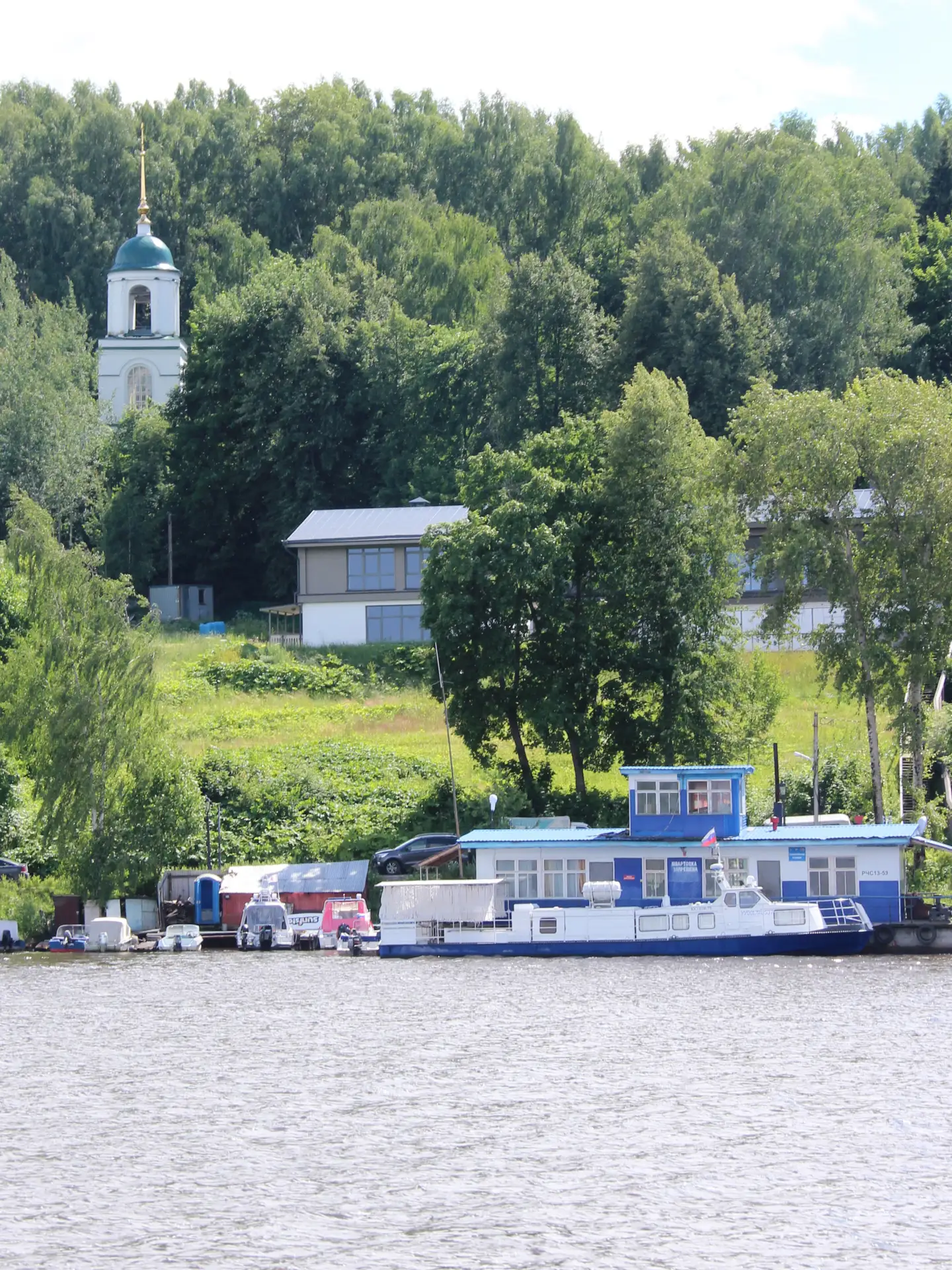 Плёс с воды: Левитановские пейзажи и шёпот волжской волны 🚢🎨

Плёс — город холмистый, и чтобы по-н