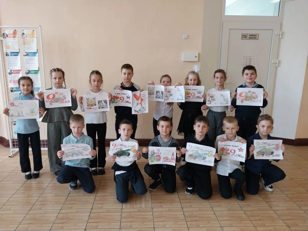 🎨 Первоклассники поздравили жителей с Днём Победы!  Наши самые юные ученики тоже не остались в сторо