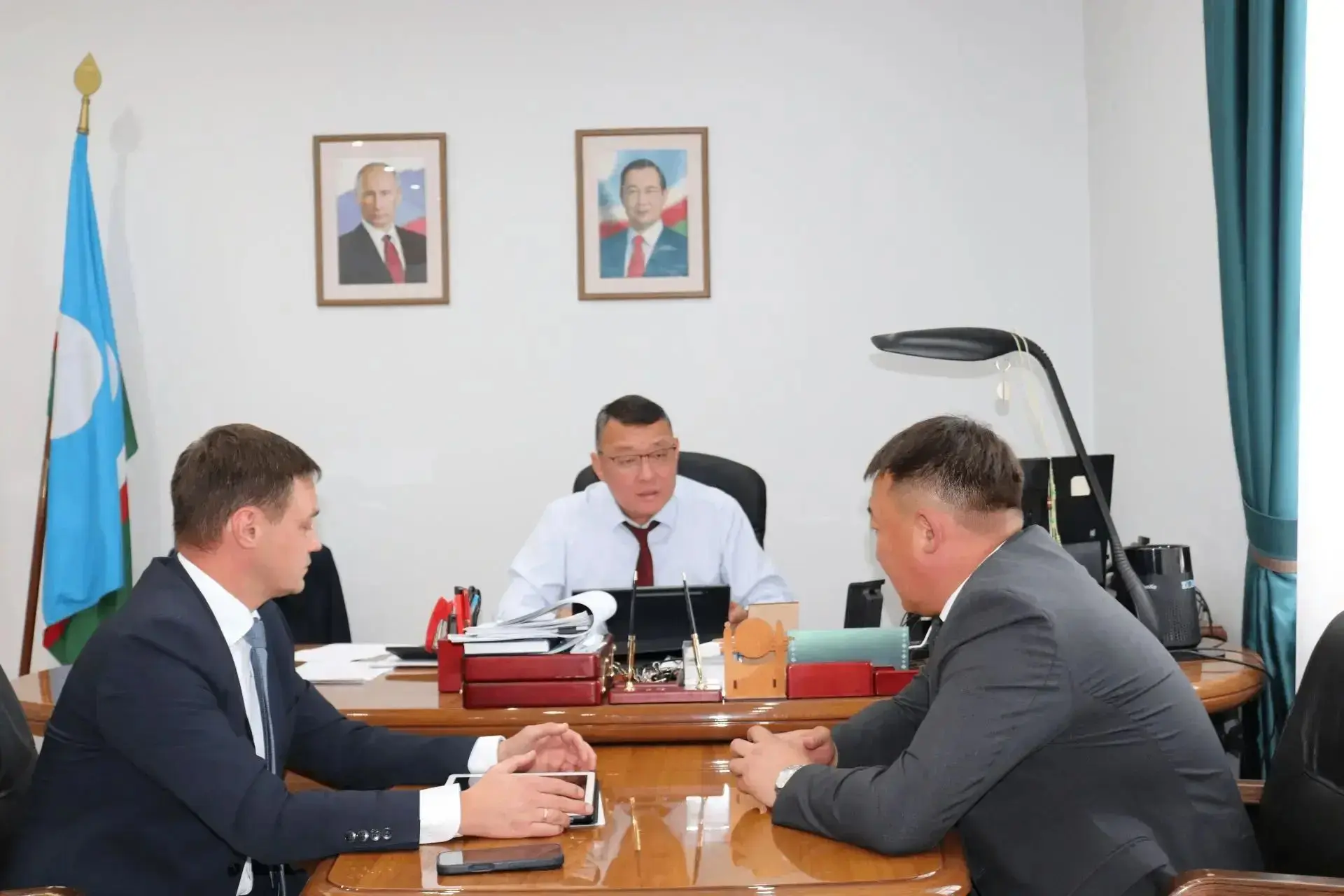 Провёл рабочую встречу с руководством Ленского района.