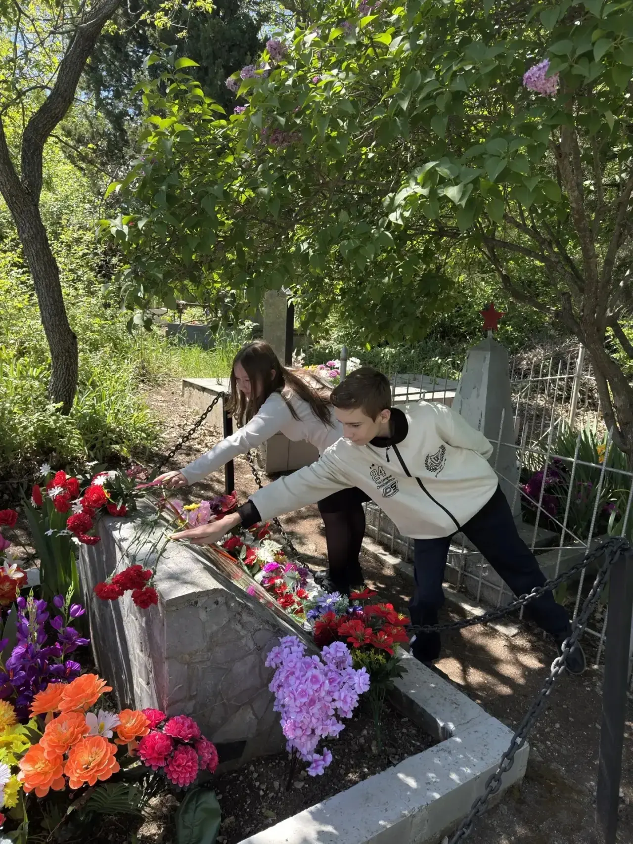 🌹 В честь Дня Победы обучающиеся 8 класса приняли участие в памятной акции и возложили...