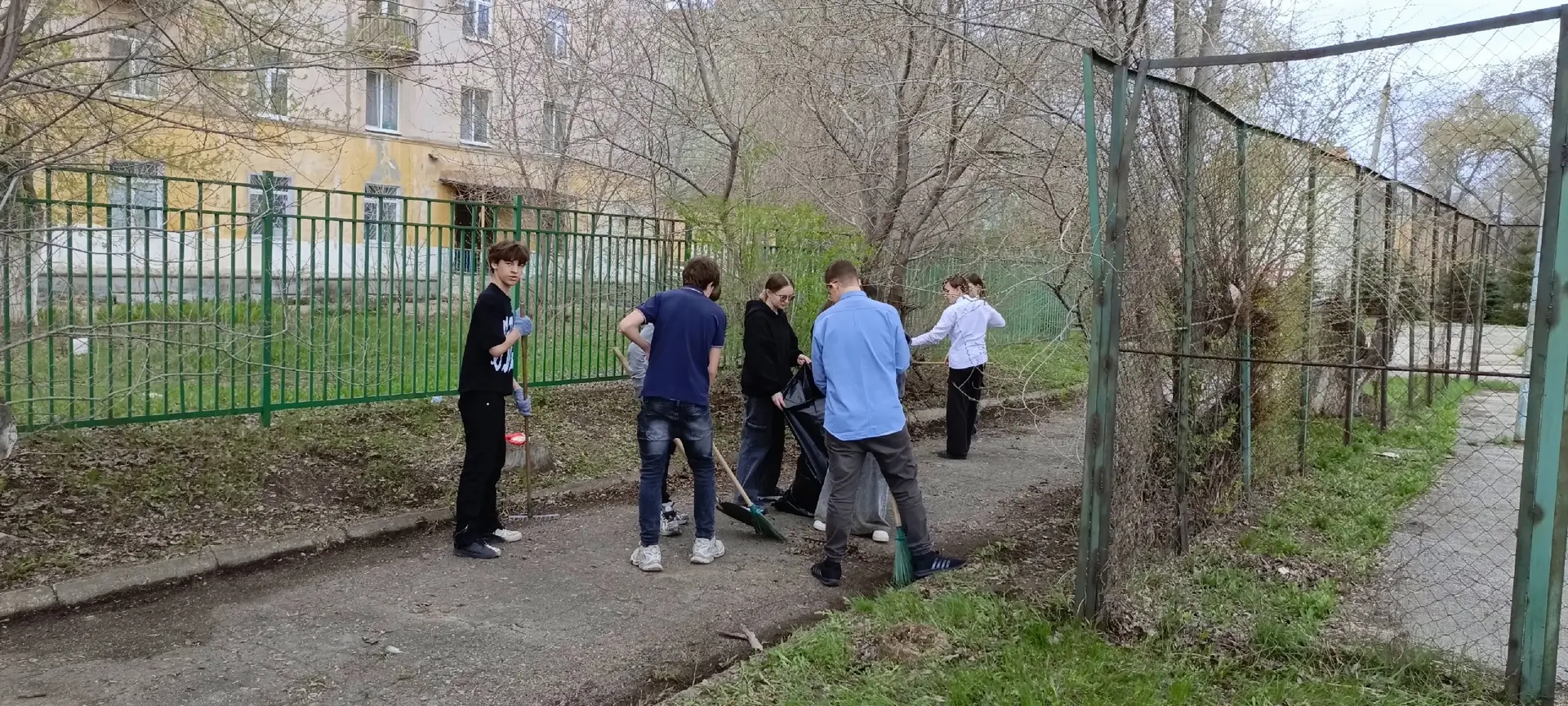 Мы устроили субботник —  Нужно мусор убирать!  Не гуляем беззаботно,  Всем хватает здесь работы:  На