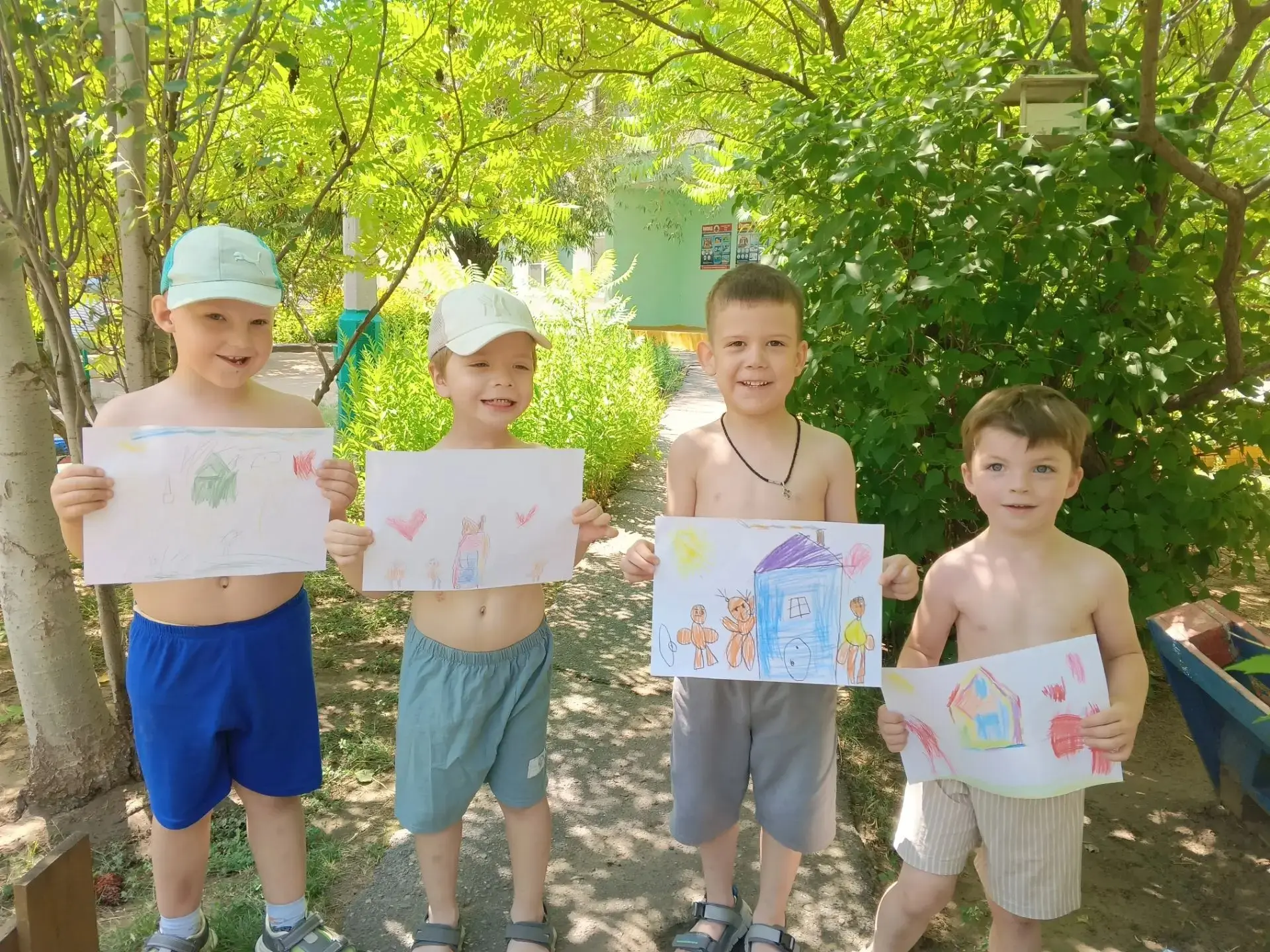 В День семьи, любви и верности ребята групп 3 и 12 беседовали о семейных традициях и профессиях роди