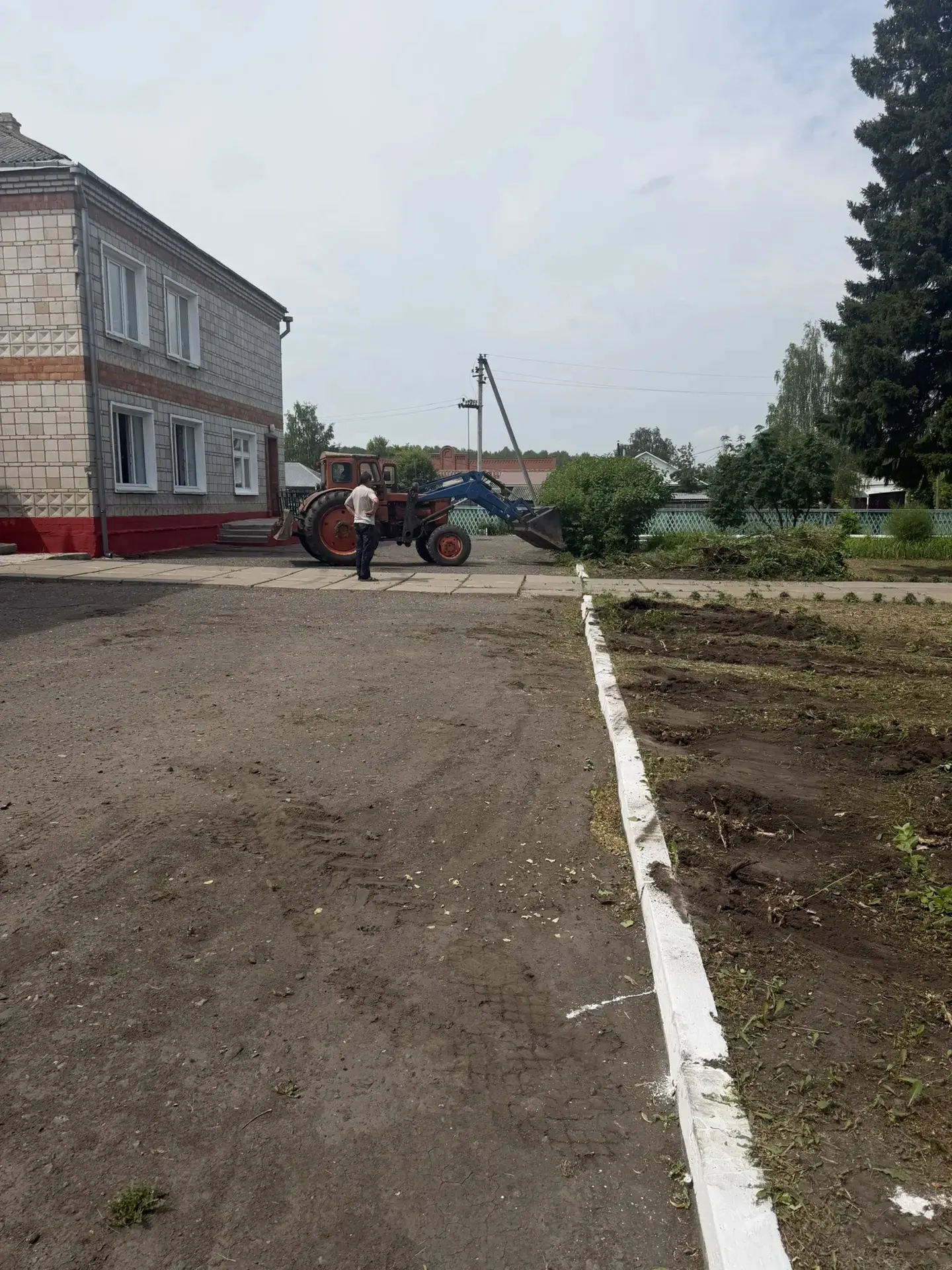 Ремонтные работы продолжаются в нашем детском саду ! 
✨ Что сделано:
- Подготовили участок: вывезли 