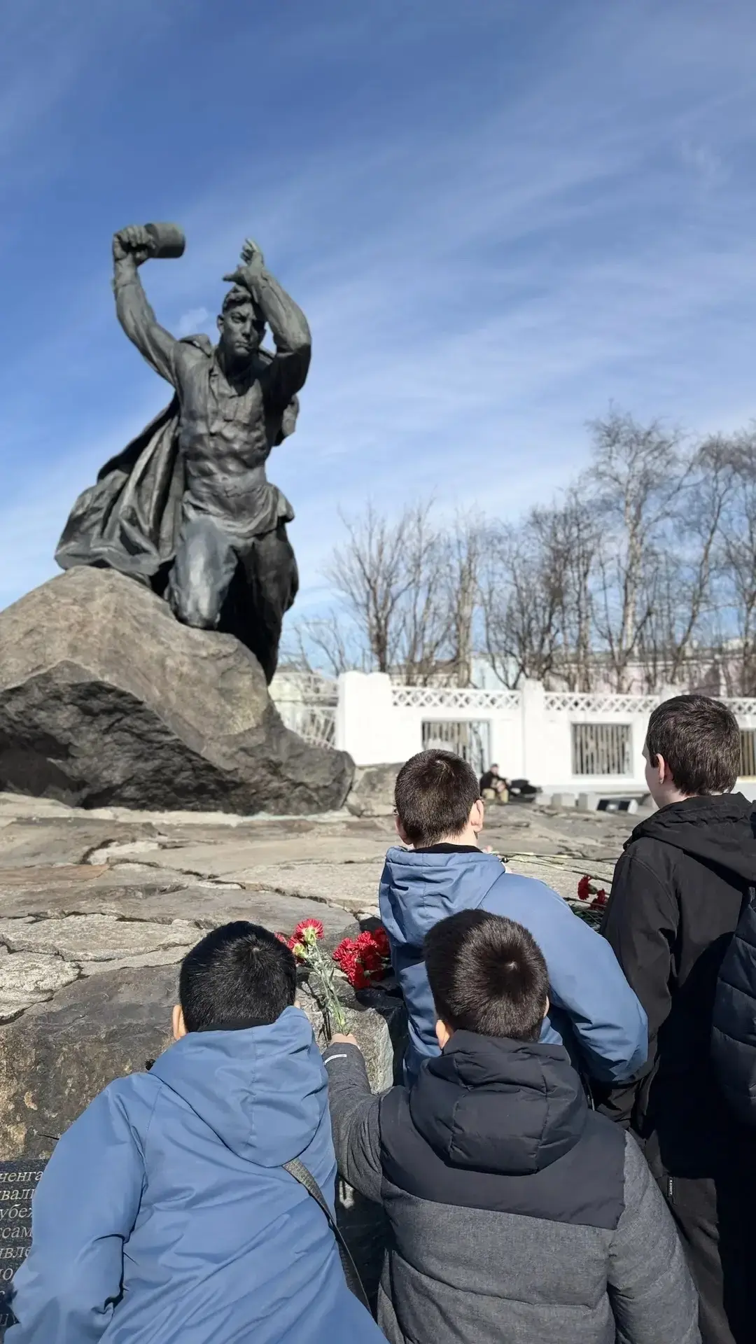 💐 В рамках Всероссийской акции «Цветы солдату» ученики 6 «В» класса вместе с классным руководителем 