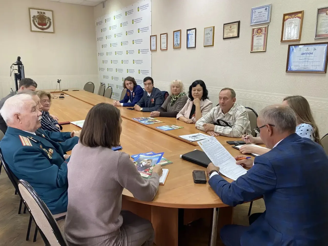 Встретился с участниками поисковых отрядов «Пламенные сердца» и «Свободный поиск». Они ...