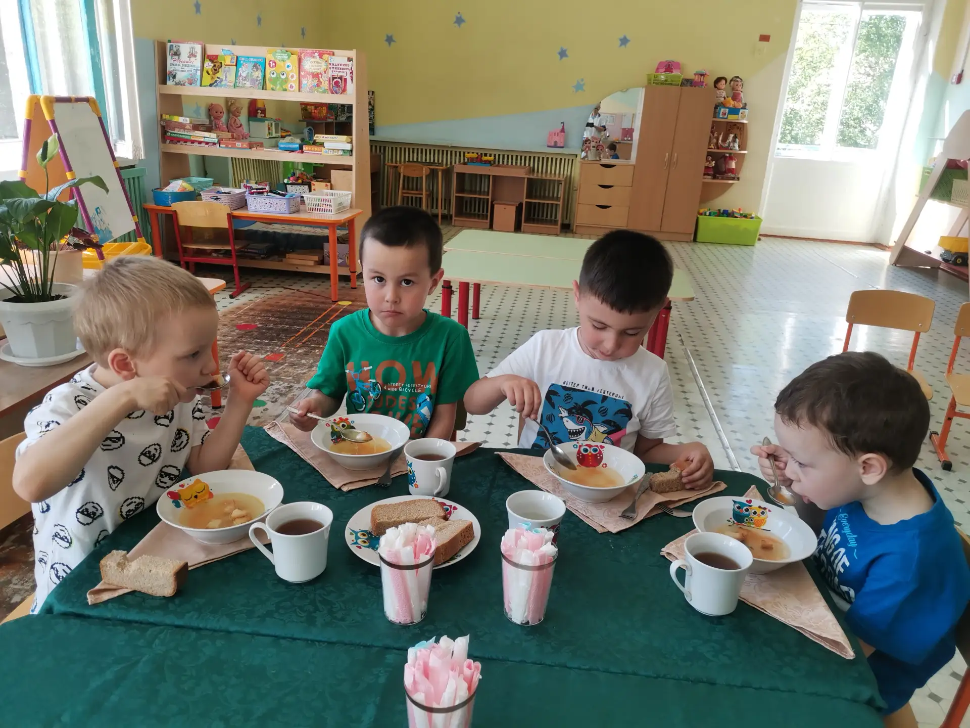 Вот как дружненько и аппетитно обедают наши ребята группы "Звездочки!"
Красиво сервированный стол и 