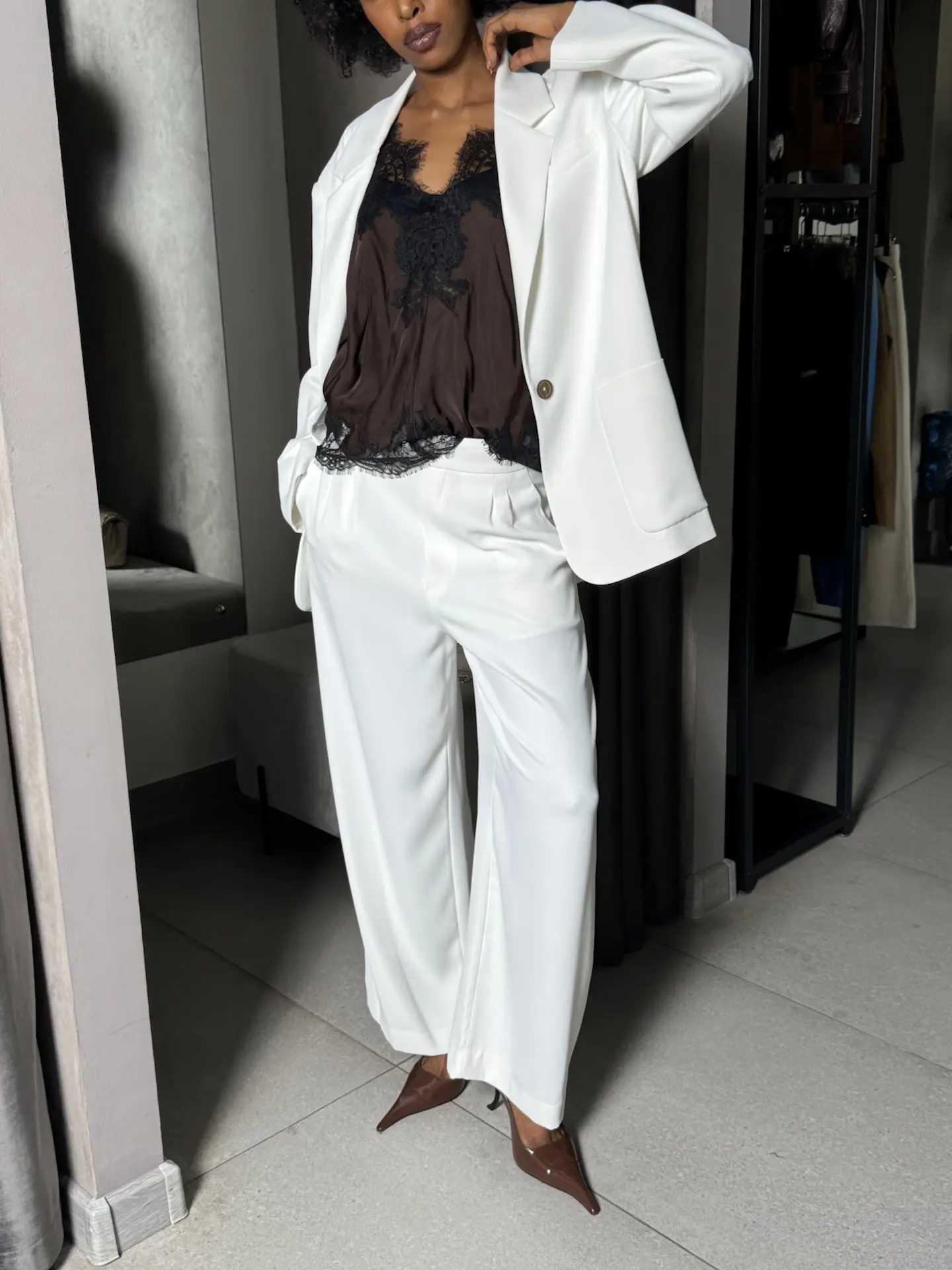 Белый костюм oversize — чистый акцент в гардеробе.