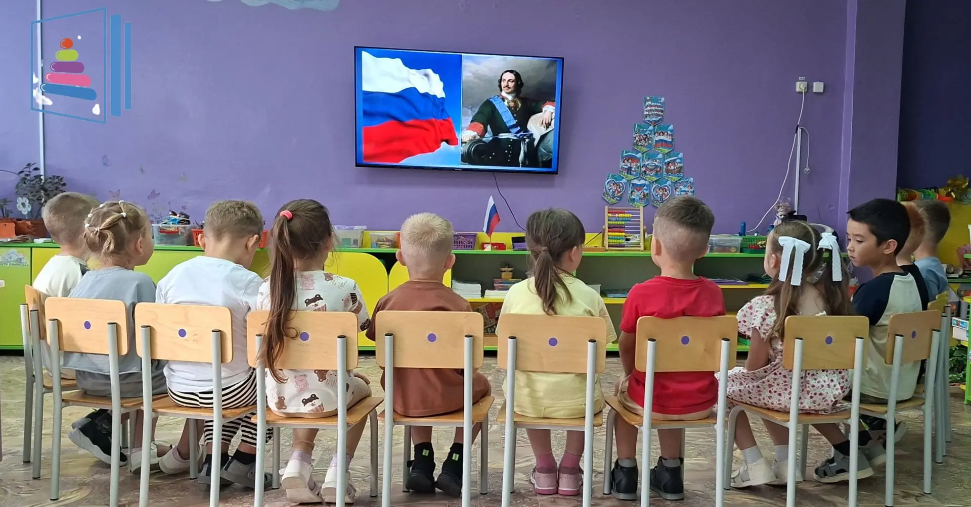 Сегодня в нашем детском саду прошел тематический день, посвященный Дню российского флаг...