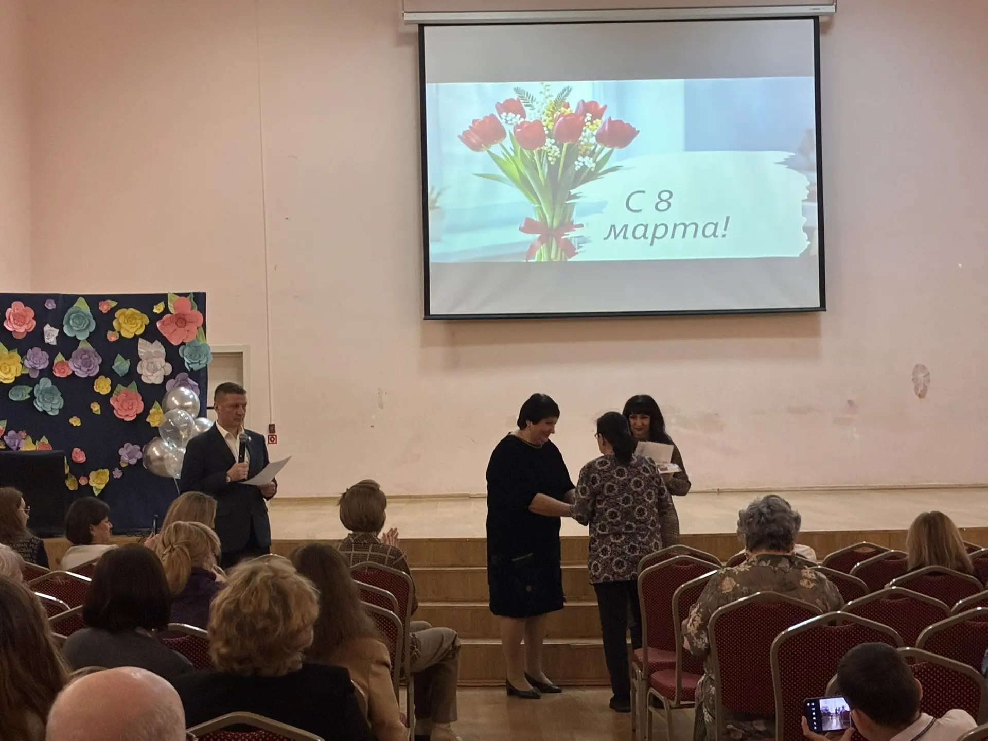 ✨В атмосфере праздничного концерта, посвященного Международному женскому дню, директор школы Булатов
