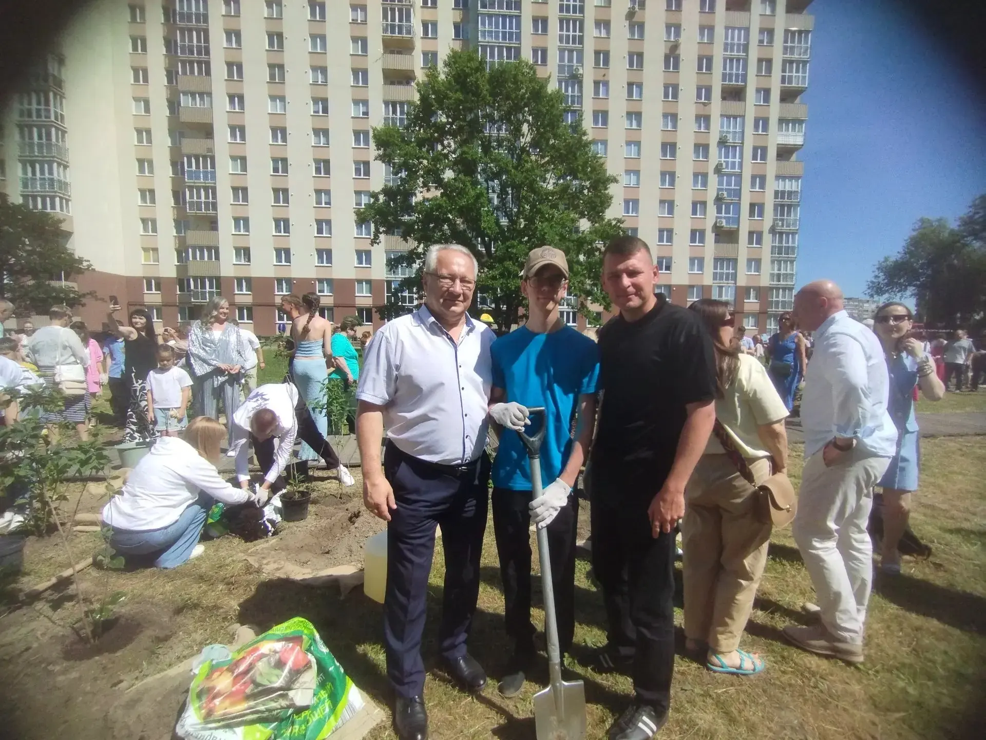 🌱 Во вторник, 30 июня, лучшие выпускники города Калининграда высадили 150 кустов сирен...